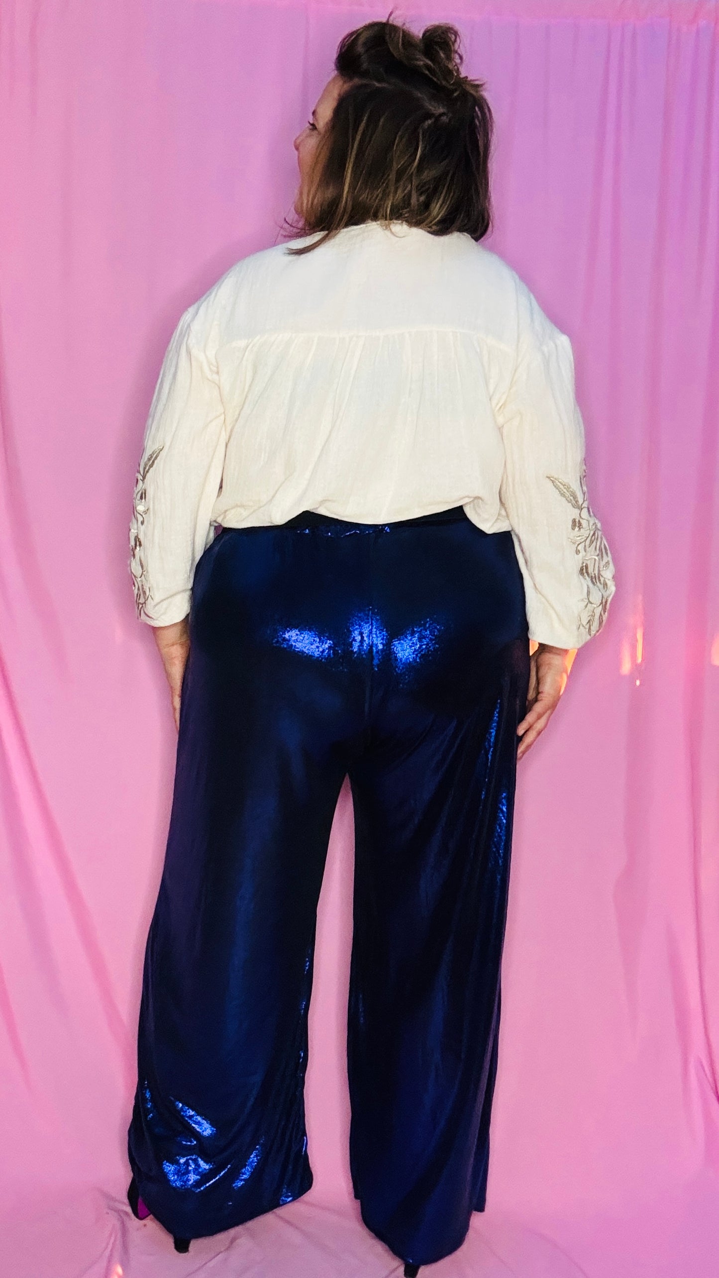 Laissez-vous séduire par ce pantalon grande taille coloré à paillettes bleu foncé, une pièce phare pour exprimer votre personnalité rayonnante . Qu'il s'agisse de briller lors d'une soirée ou d'ajouter une note d'éclat à votre quotidien, ce pantalon allie style, confort et originalité.