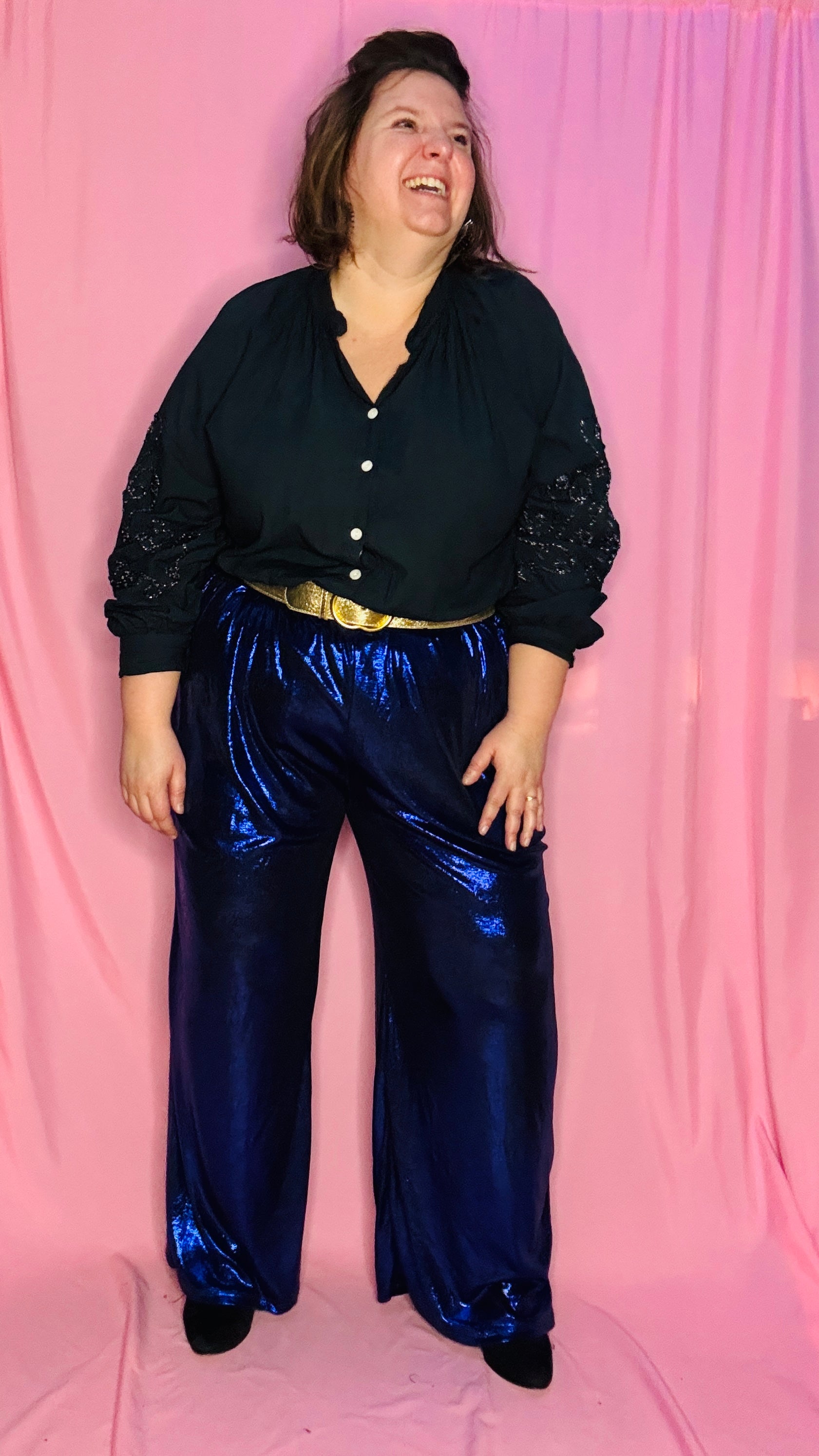 Laissez-vous séduire par ce pantalon grande taille coloré à paillettes bleu foncé, une pièce phare pour exprimer votre personnalité rayonnante . Qu'il s'agisse de briller lors d'une soirée ou d'ajouter une note d'éclat à votre quotidien, ce pantalon allie style, confort et originalité.