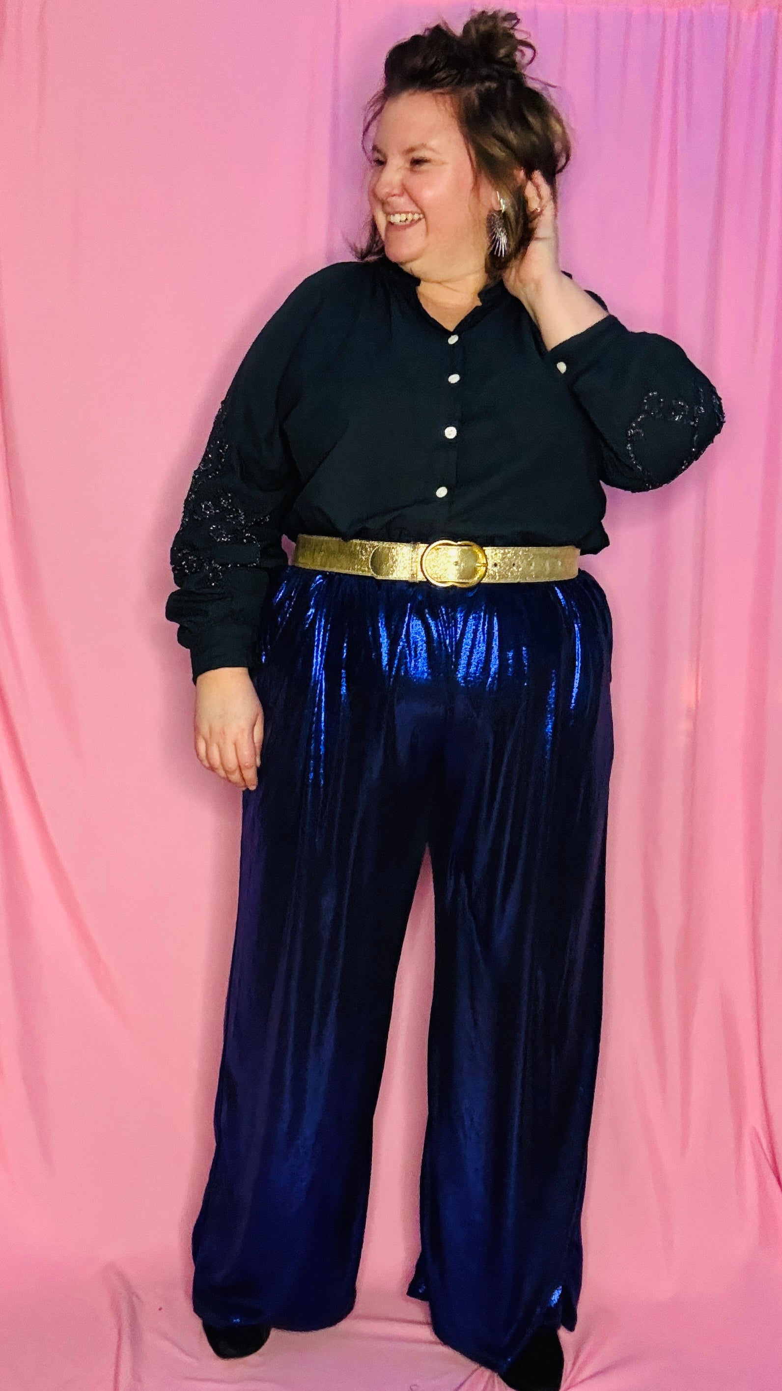 Laissez-vous séduire par ce pantalon grande taille coloré à paillettes bleu foncé, une pièce phare pour exprimer votre personnalité rayonnante . Qu'il s'agisse de briller lors d'une soirée ou d'ajouter une note d'éclat à votre quotidien, ce pantalon allie style, confort et originalité.