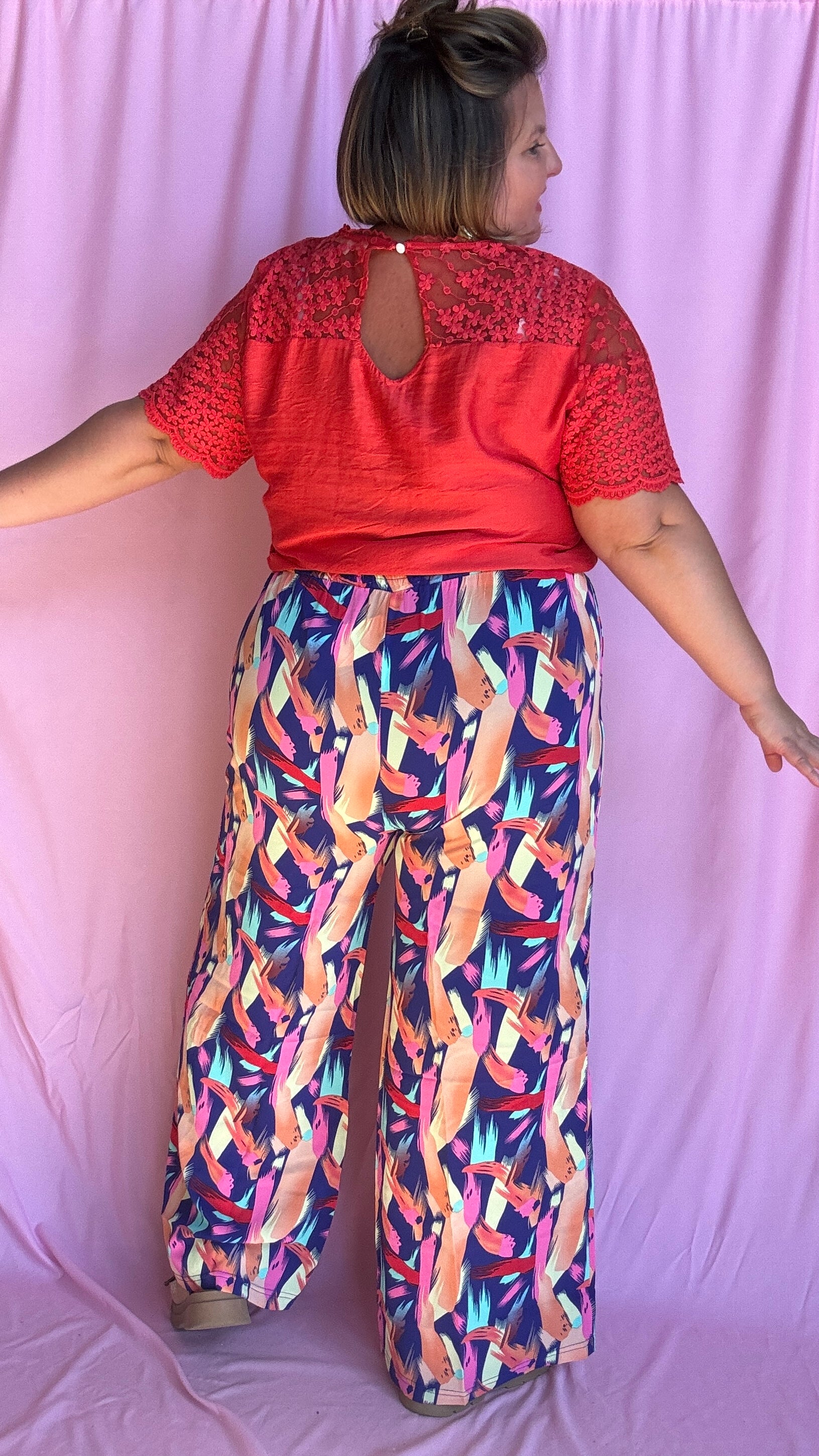 Un pantalon grande taille fluide et coloré pour illuminer toutes tes journées ! Avec ses motifs multicolors pleins de pep’s