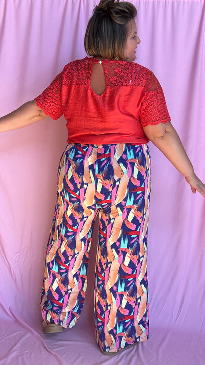 Un pantalon grande taille fluide et coloré pour illuminer toutes tes journées ! Avec ses motifs multicolors pleins de pep’s