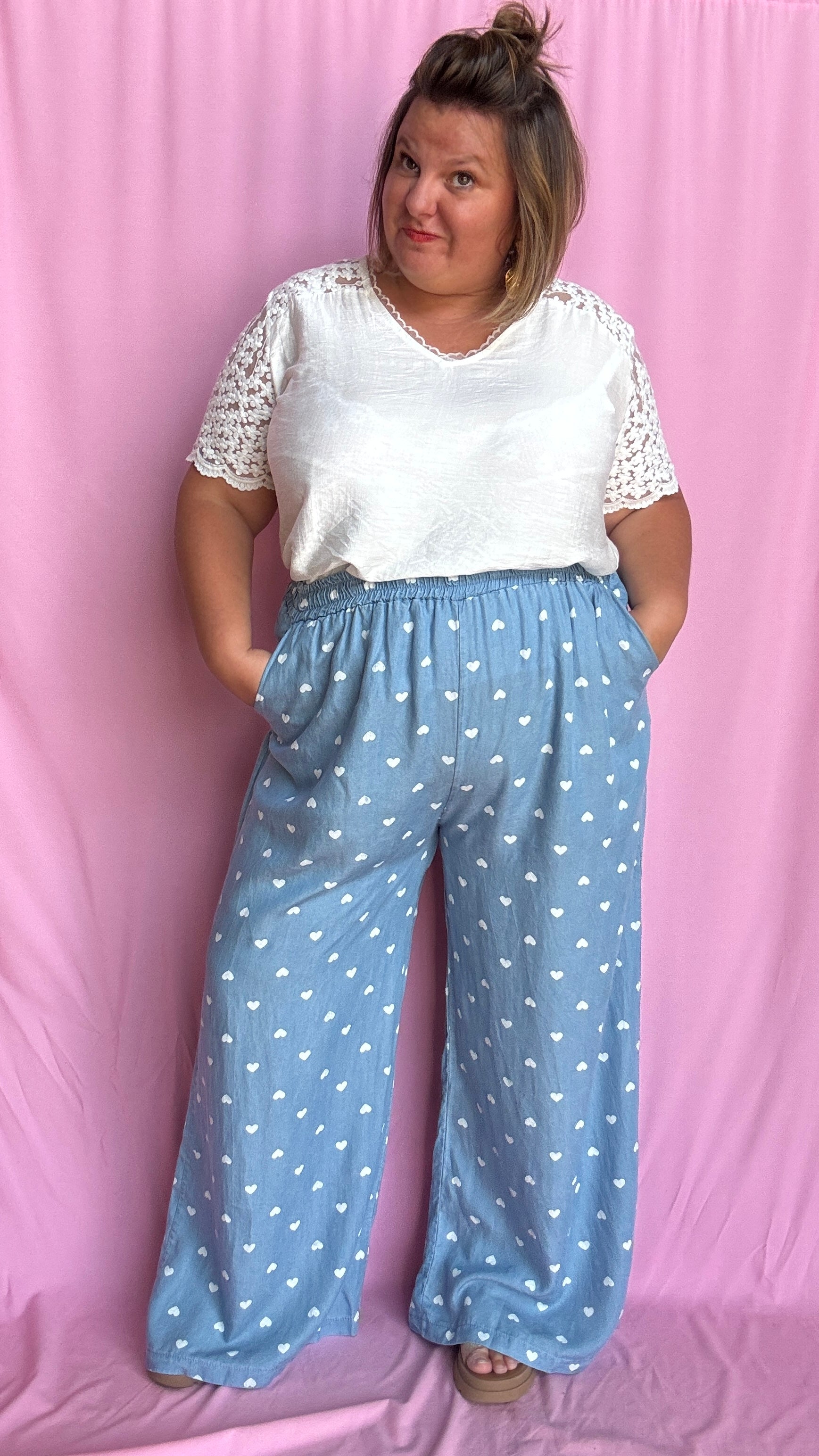 Avec sa coupe droite et jambes larges, ce pantalon fluide bleu ciel motifs coeur blanc est parfait pour bouger librement tout en étant stylée.