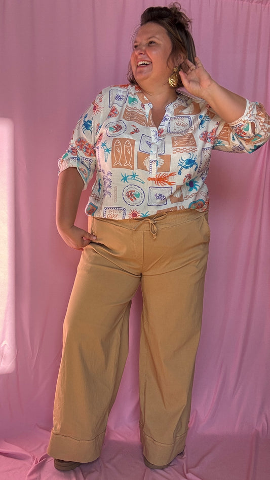 pantalon grande taille beige élégant et confortable au tombé fluide et chic, parfait pour sublimer toutes les morphologies