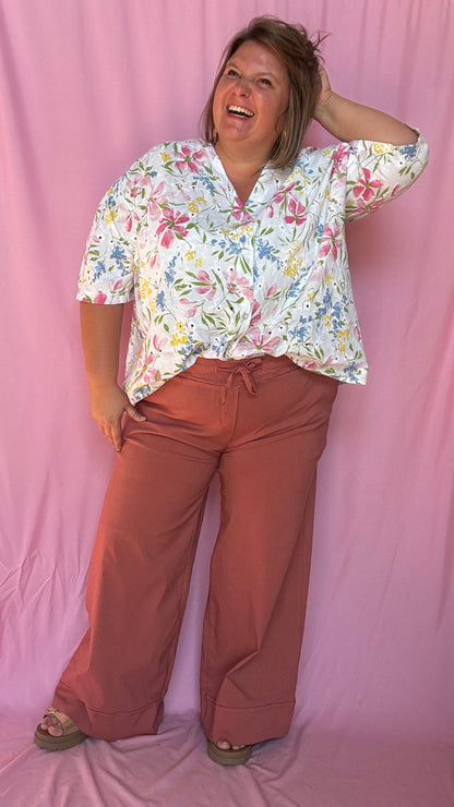 pantalon grande taille vieux rose élégant et confortable au tombé fluide et chic, parfait pour sublimer toutes les morphologies