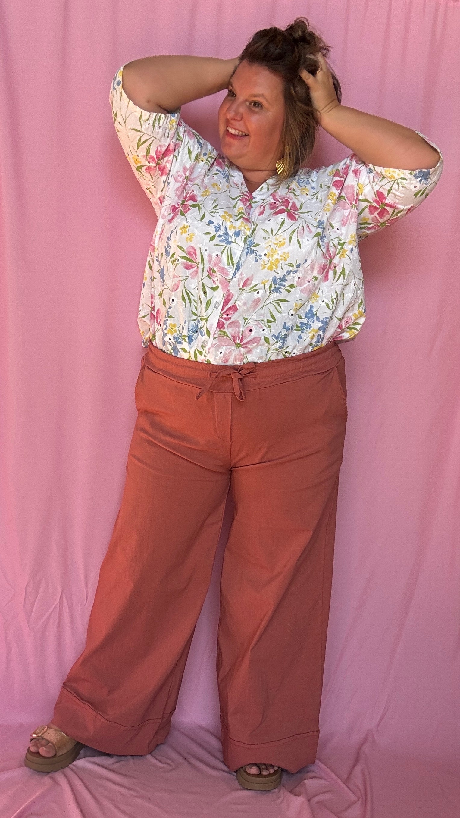 pantalon grande taille vieux rose élégant et confortable au tombé fluide et chic, parfait pour sublimer toutes les morphologies