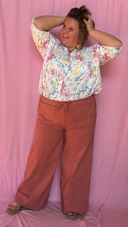 pantalon grande taille vieux rose élégant et confortable au tombé fluide et chic, parfait pour sublimer toutes les morphologies