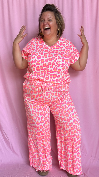 pantalon grande taille motif léopard rose fluo et blanc coupe droite parfait pour ajouter du peps à tes tenues 
