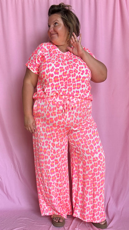 pantalon grande taille motif léopard rose fluo et blanc coupe droite parfait pour ajouter du peps à tes tenues 