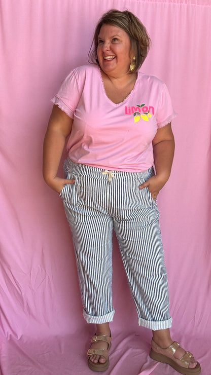 Ce pantalon chino grande taille à rayures verticales bleu apporte de la structure à ta silhouette tout en restant ultra agréable à porter. 
