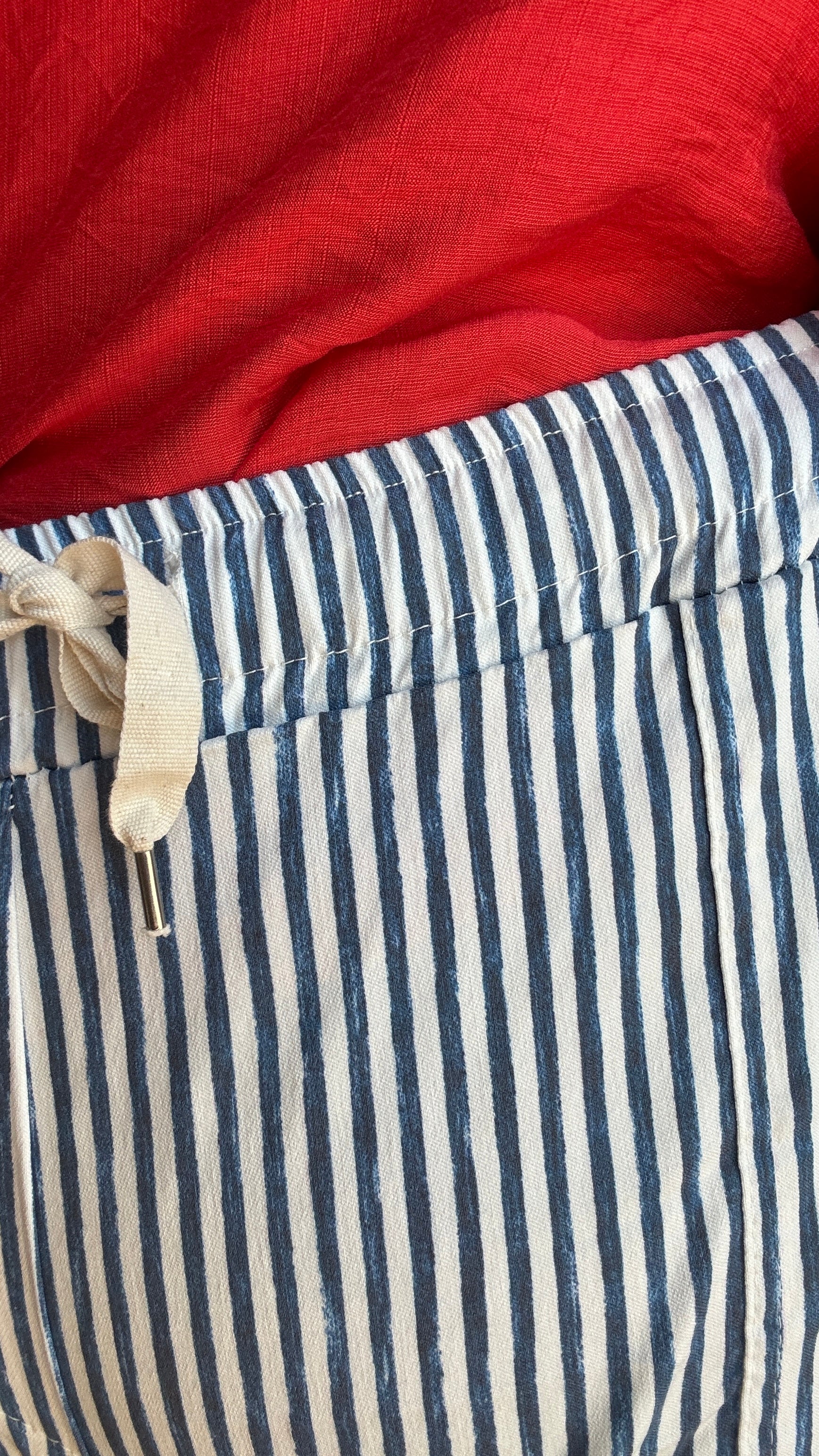 Ce pantalon chino grande taille à rayures verticales bleu apporte de la structure à ta silhouette tout en restant ultra agréable à porter. 