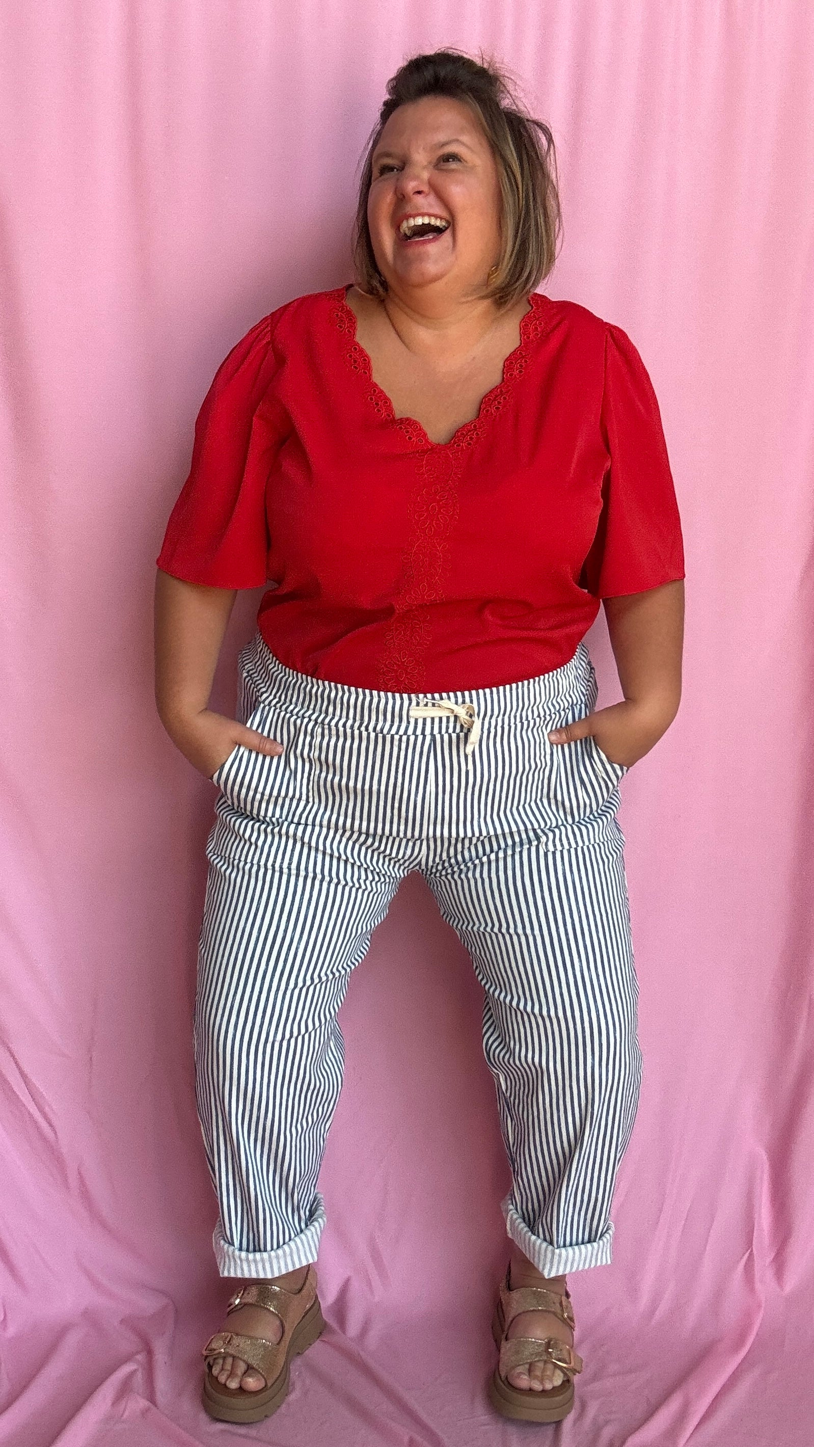 Ce pantalon chino grande taille à rayures verticales bleu apporte de la structure à ta silhouette tout en restant ultra agréable à porter. 