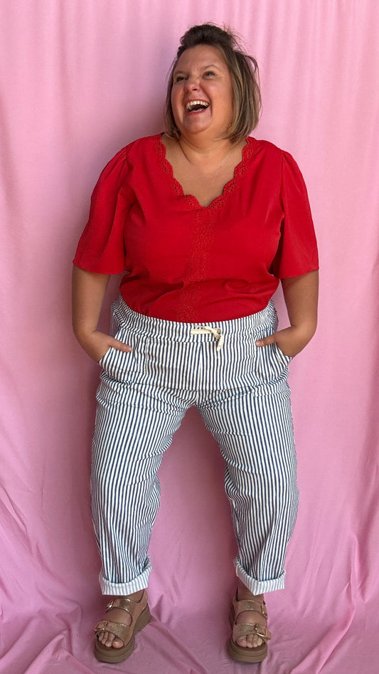 Ce pantalon chino grande taille à rayures verticales bleu apporte de la structure à ta silhouette tout en restant ultra agréable à porter. 