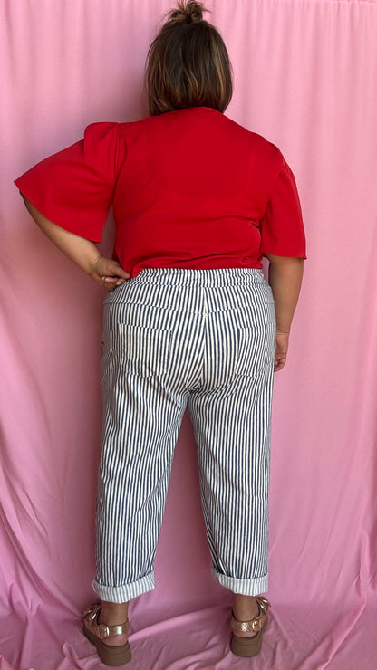 Ce pantalon chino grande taille à rayures verticales bleu apporte de la structure à ta silhouette tout en restant ultra agréable à porter. 