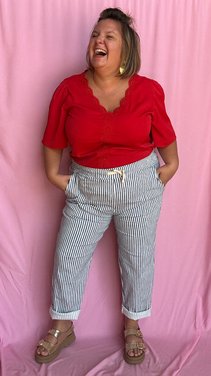 Ce pantalon chino grande taille à rayures verticales bleu apporte de la structure à ta silhouette tout en restant ultra agréable à porter. 