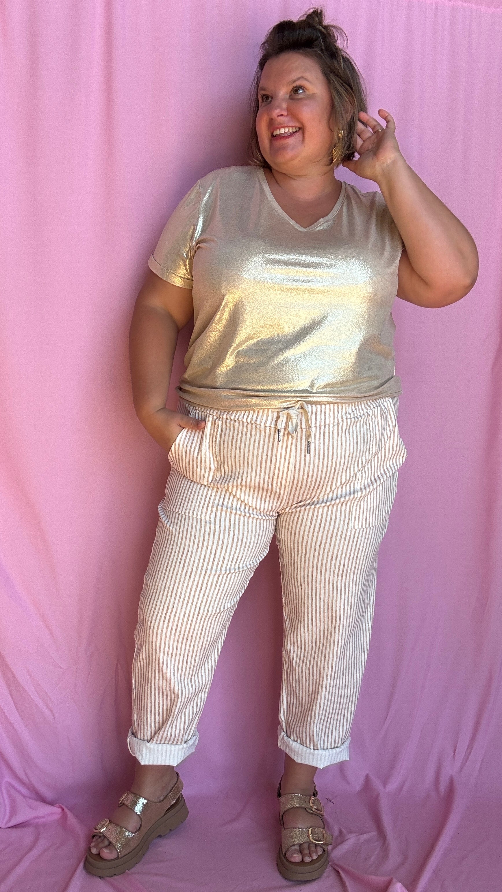 Ce pantalon chino grande taille à rayures verticales camel apporte de la structure à ta silhouette tout en restant ultra agréable à porter. 