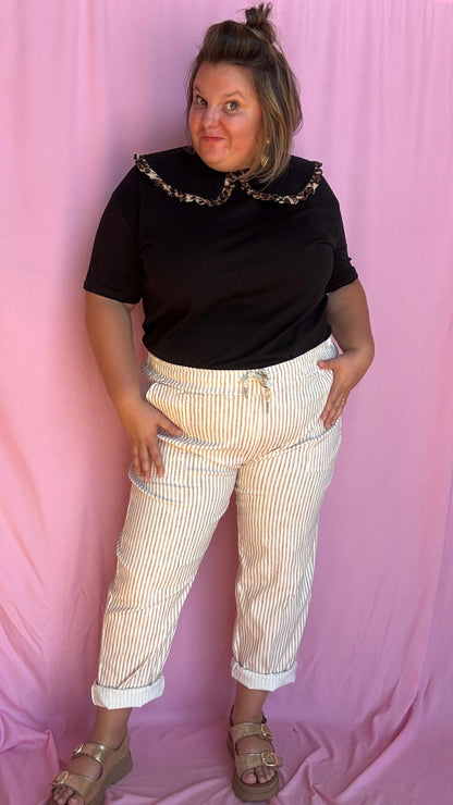 Ce pantalon chino grande taille à rayures verticales camel apporte de la structure à ta silhouette tout en restant ultra agréable à porter. 