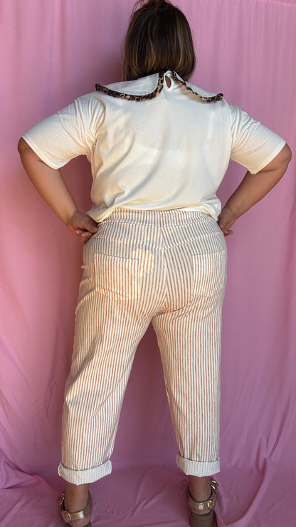 Ce pantalon chino grande taille à rayures verticales camel apporte de la structure à ta silhouette tout en restant ultra agréable à porter. 