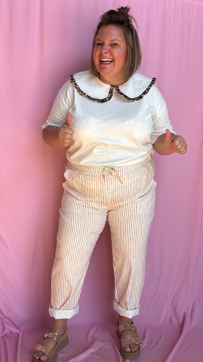 Ce pantalon chino grande taille à rayures verticales camel apporte de la structure à ta silhouette tout en restant ultra agréable à porter. 