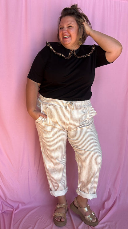Ce pantalon chino grande taille à rayures verticales camel apporte de la structure à ta silhouette tout en restant ultra agréable à porter. 
