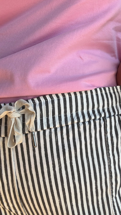 Ce pantalon chino grande taille à rayures verticales noires apporte de la structure à ta silhouette tout en restant ultra agréable à porter. 