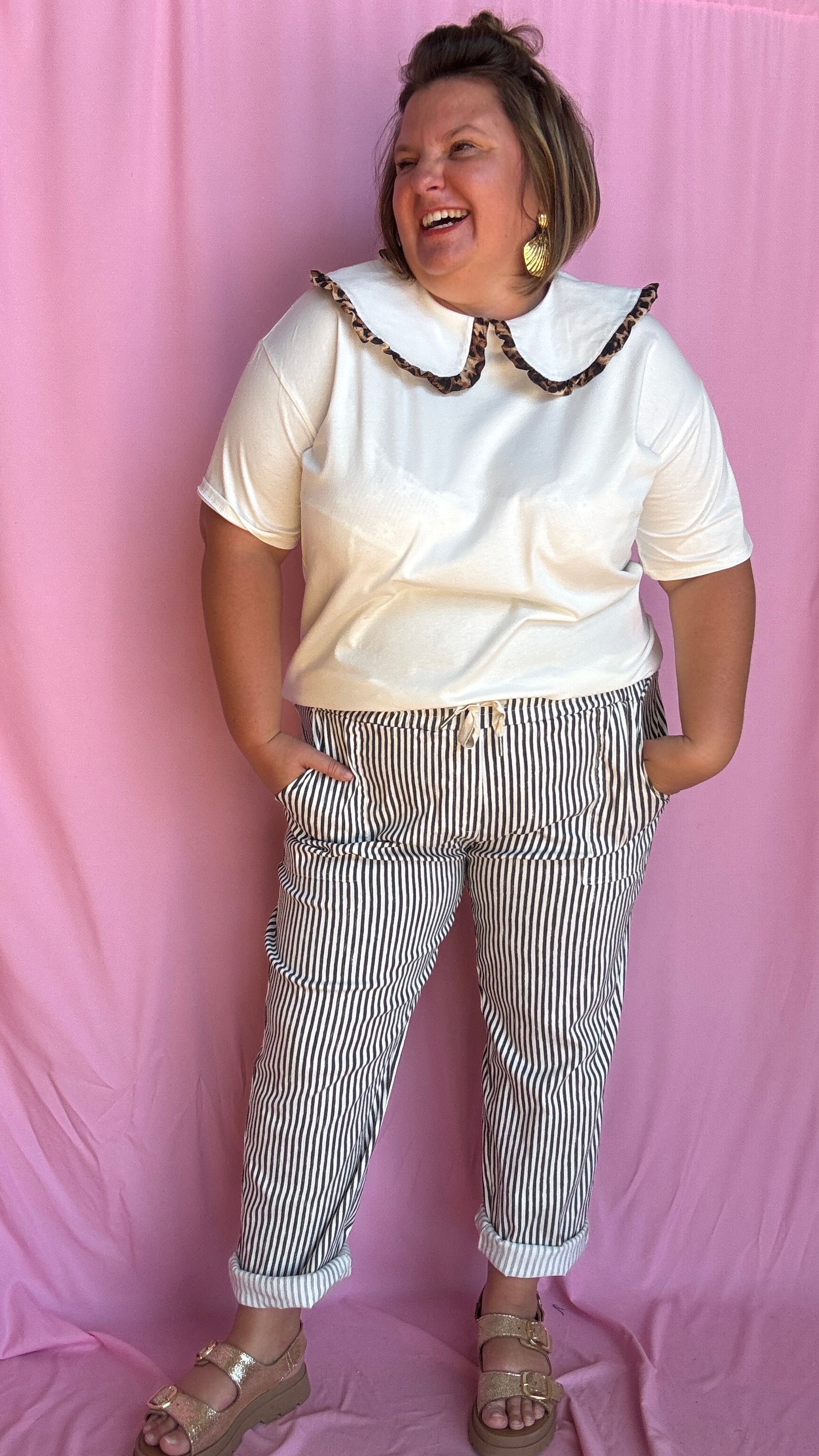 Ce pantalon chino grande taille à rayures verticales noires apporte de la structure à ta silhouette tout en restant ultra agréable à porter. 