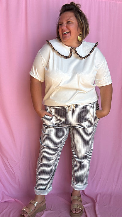 Ce pantalon chino grande taille à rayures verticales noires apporte de la structure à ta silhouette tout en restant ultra agréable à porter. 