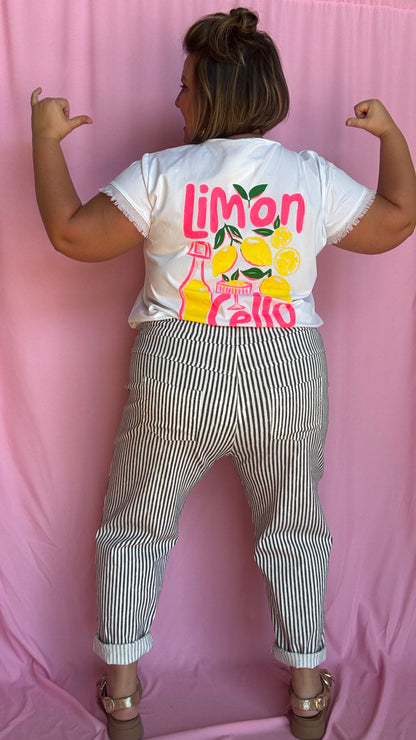 Ce pantalon chino grande taille à rayures verticales noires apporte de la structure à ta silhouette tout en restant ultra agréable à porter. 