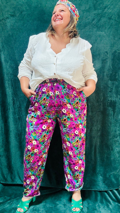 Ce pantalon grande taille aux motifs fleuris est le vêtement parfait pour ajouter une touche de créativité et de couleur à vos journées. Ses teintes vives et son confort fluide en font une pièce idéale pour exprimer votre style unique en toute légèreté.