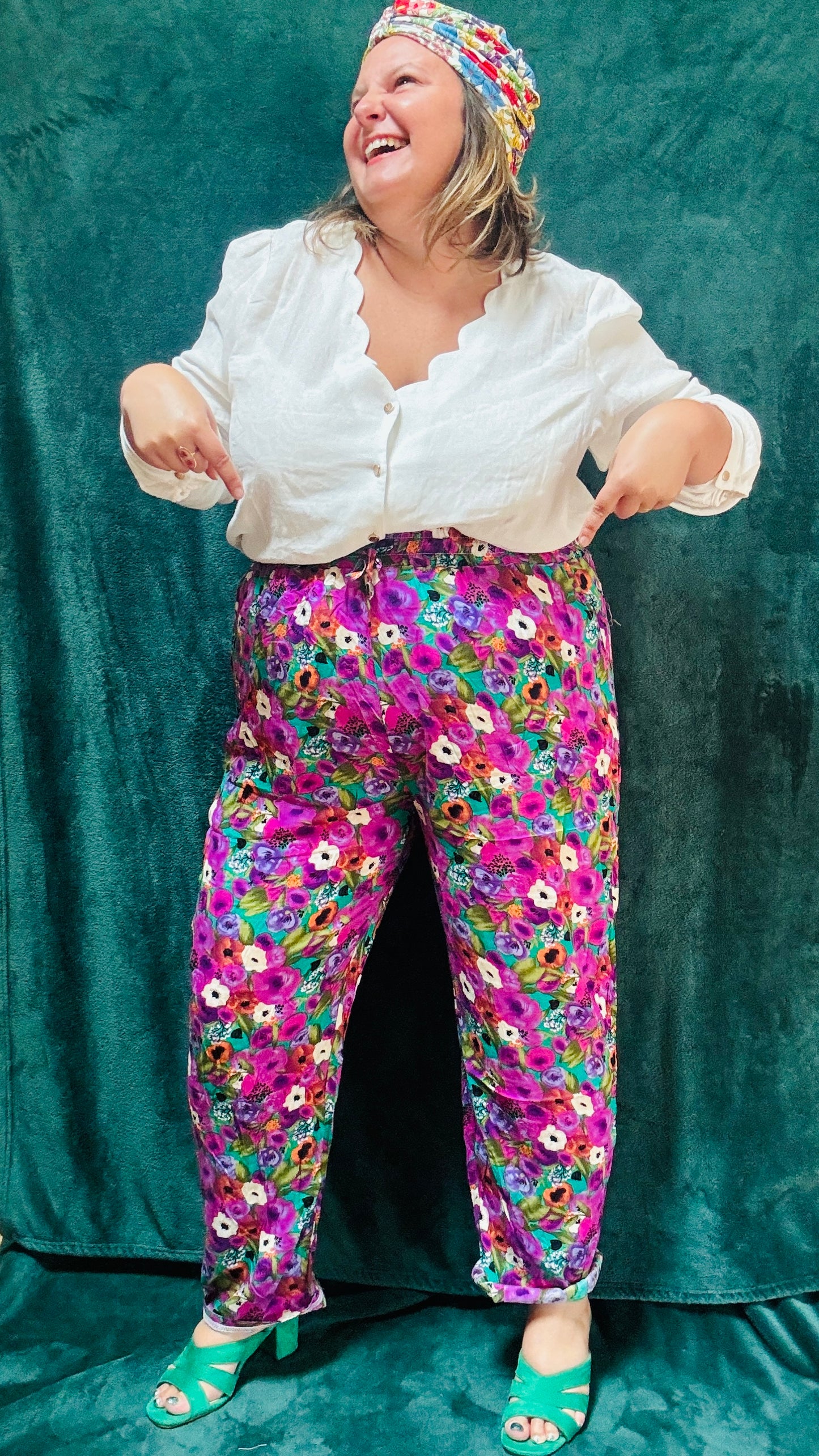 Ce pantalon grande taille aux motifs fleuris est le vêtement parfait pour ajouter une touche de créativité et de couleur à vos journées. Ses teintes vives et son confort fluide en font une pièce idéale pour exprimer votre style unique en toute légèreté.