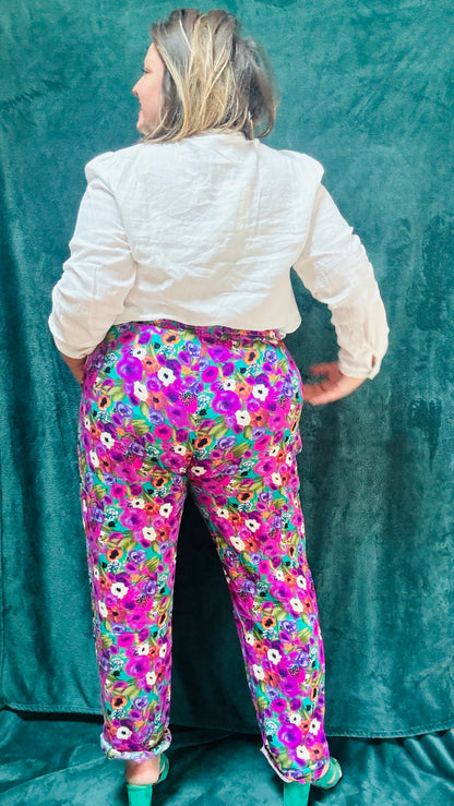 Ce pantalon grande taille aux motifs fleuris est le vêtement parfait pour ajouter une touche de créativité et de couleur à vos journées. Ses teintes vives et son confort fluide en font une pièce idéale pour exprimer votre style unique en toute légèreté.