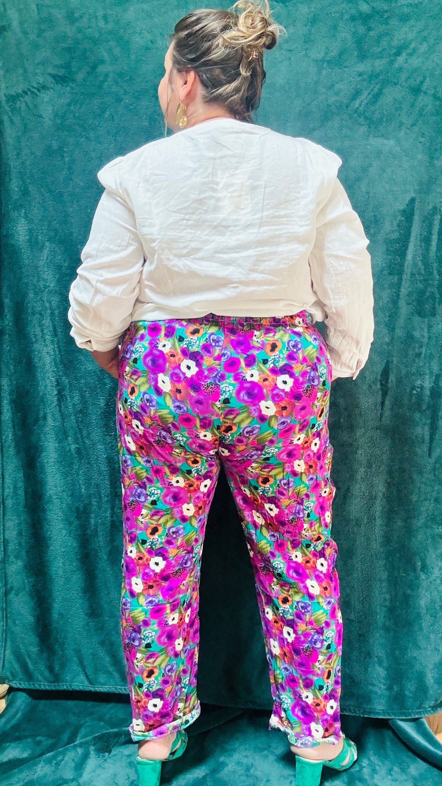 Ce pantalon grande taille aux motifs fleuris est le vêtement parfait pour ajouter une touche de créativité et de couleur à vos journées. Ses teintes vives et son confort fluide en font une pièce idéale pour exprimer votre style unique en toute légèreté.