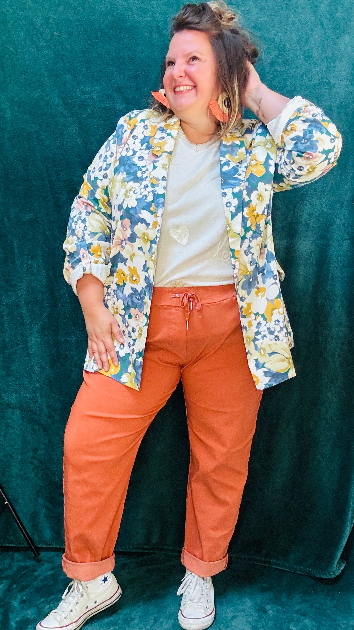 Ce pantalon en toile grande taille orange rouille est l’allié parfait pour l’automne. Son confort, sa couleur chaude et sa coupe flatteuse en font une pièce incontournable pour celles qui aiment allier style et confort dans un look casual ou créatif.