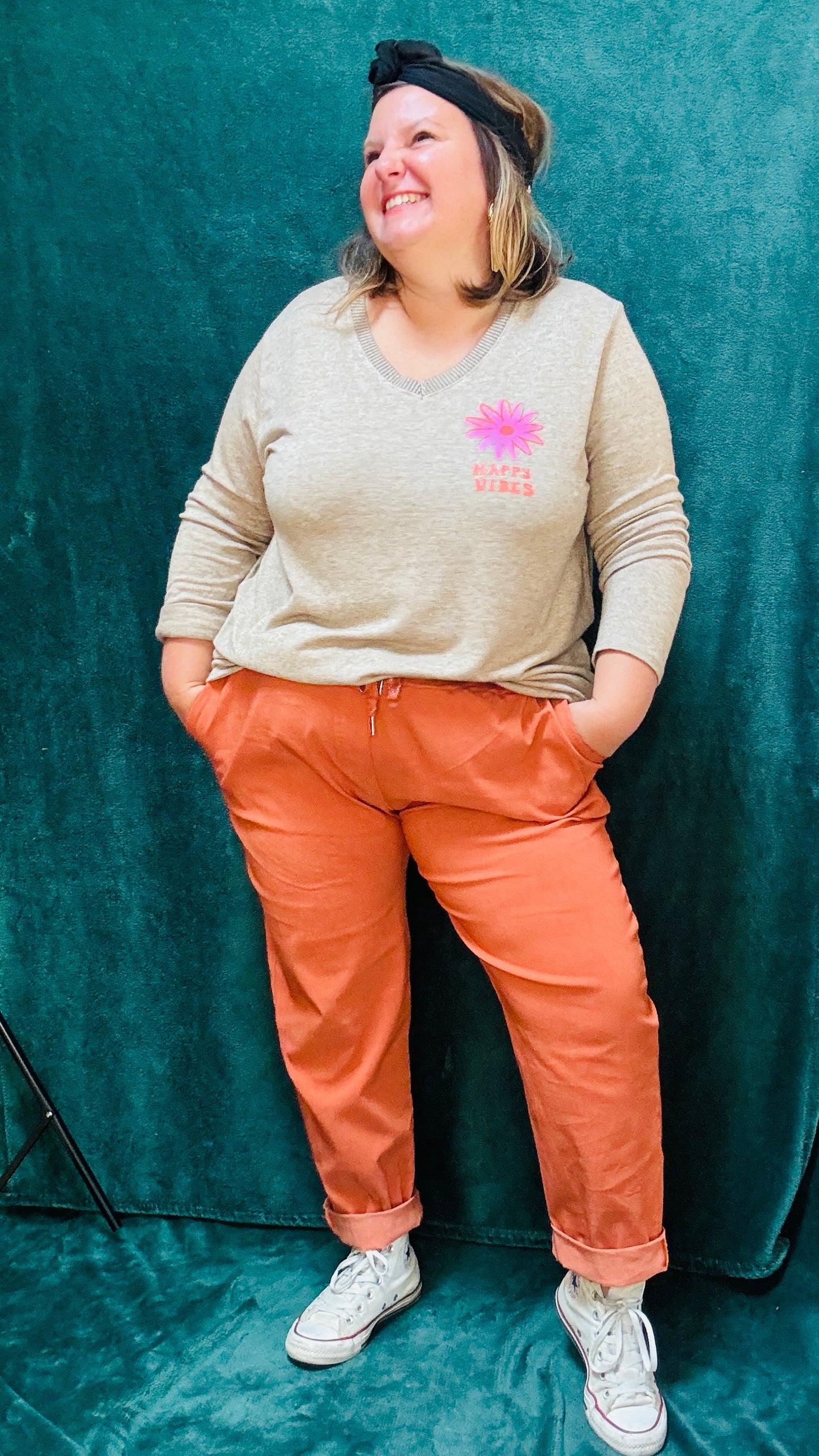 Ce pantalon en toile grande taille orange rouille est l’allié parfait pour l’automne. Son confort, sa couleur chaude et sa coupe flatteuse en font une pièce incontournable pour celles qui aiment allier style et confort dans un look casual ou créatif.