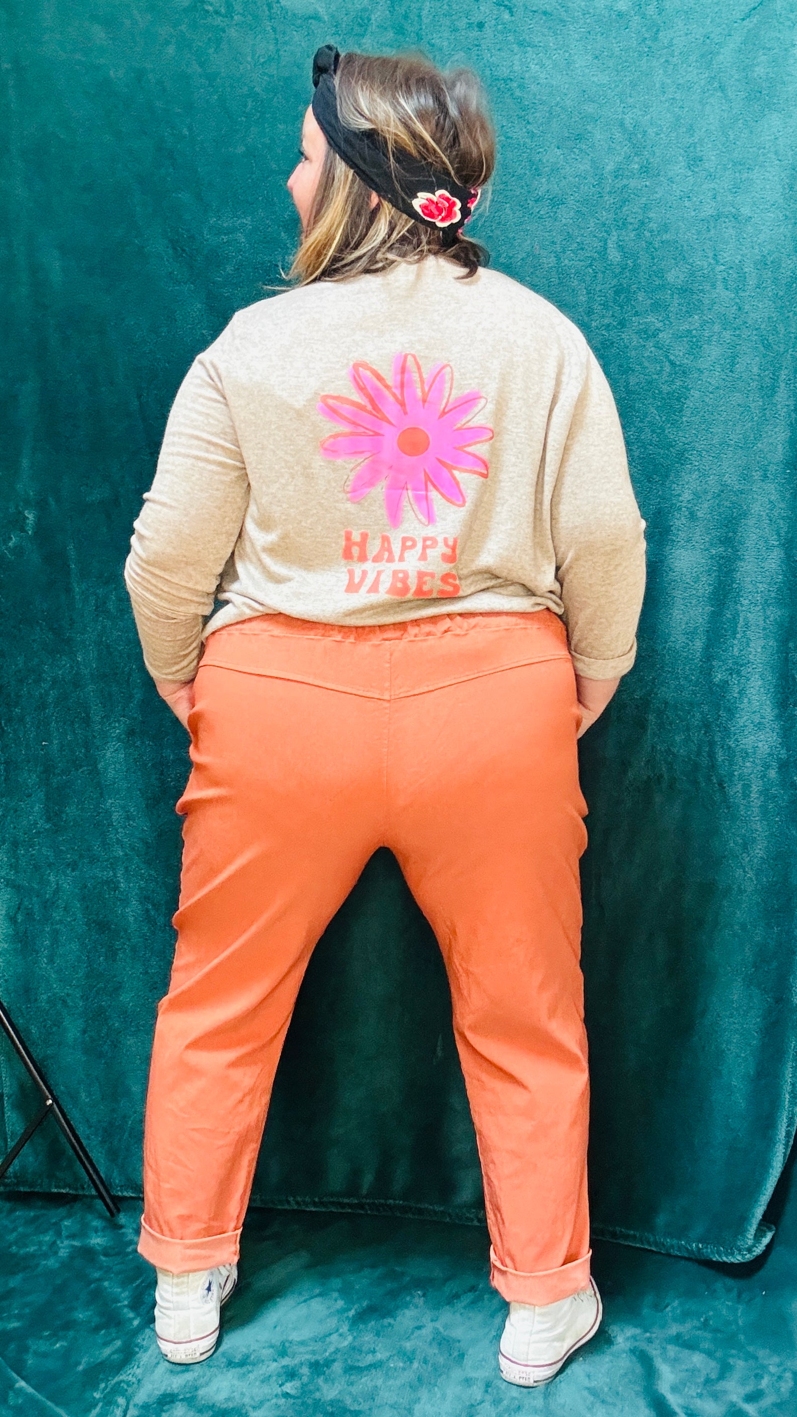 Ce pantalon en toile grande taille orange rouille est l’allié parfait pour l’automne. Son confort, sa couleur chaude et sa coupe flatteuse en font une pièce incontournable pour celles qui aiment allier style et confort dans un look casual ou créatif.