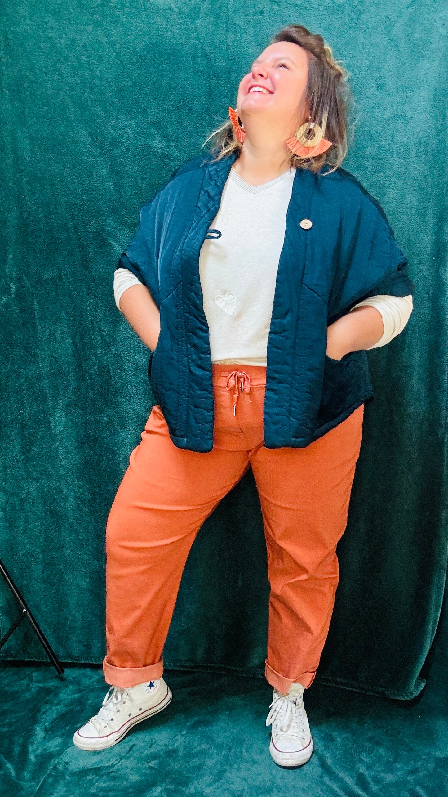 Ce pantalon en toile grande taille orange rouille est l’allié parfait pour l’automne. Son confort, sa couleur chaude et sa coupe flatteuse en font une pièce incontournable pour celles qui aiment allier style et confort dans un look casual ou créatif.