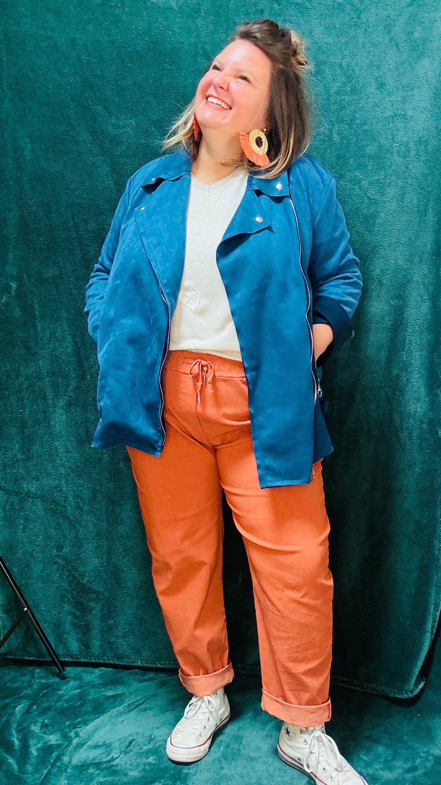 Ce pantalon en toile grande taille orange rouille est l’allié parfait pour l’automne. Son confort, sa couleur chaude et sa coupe flatteuse en font une pièce incontournable pour celles qui aiment allier style et confort dans un look casual ou créatif.