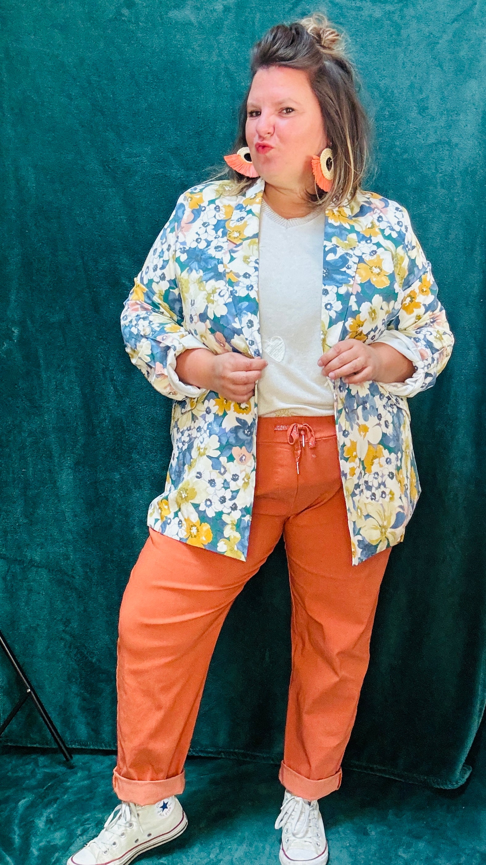 Ce pantalon en toile grande taille orange rouille est l’allié parfait pour l’automne. Son confort, sa couleur chaude et sa coupe flatteuse en font une pièce incontournable pour celles qui aiment allier style et confort dans un look casual ou créatif.