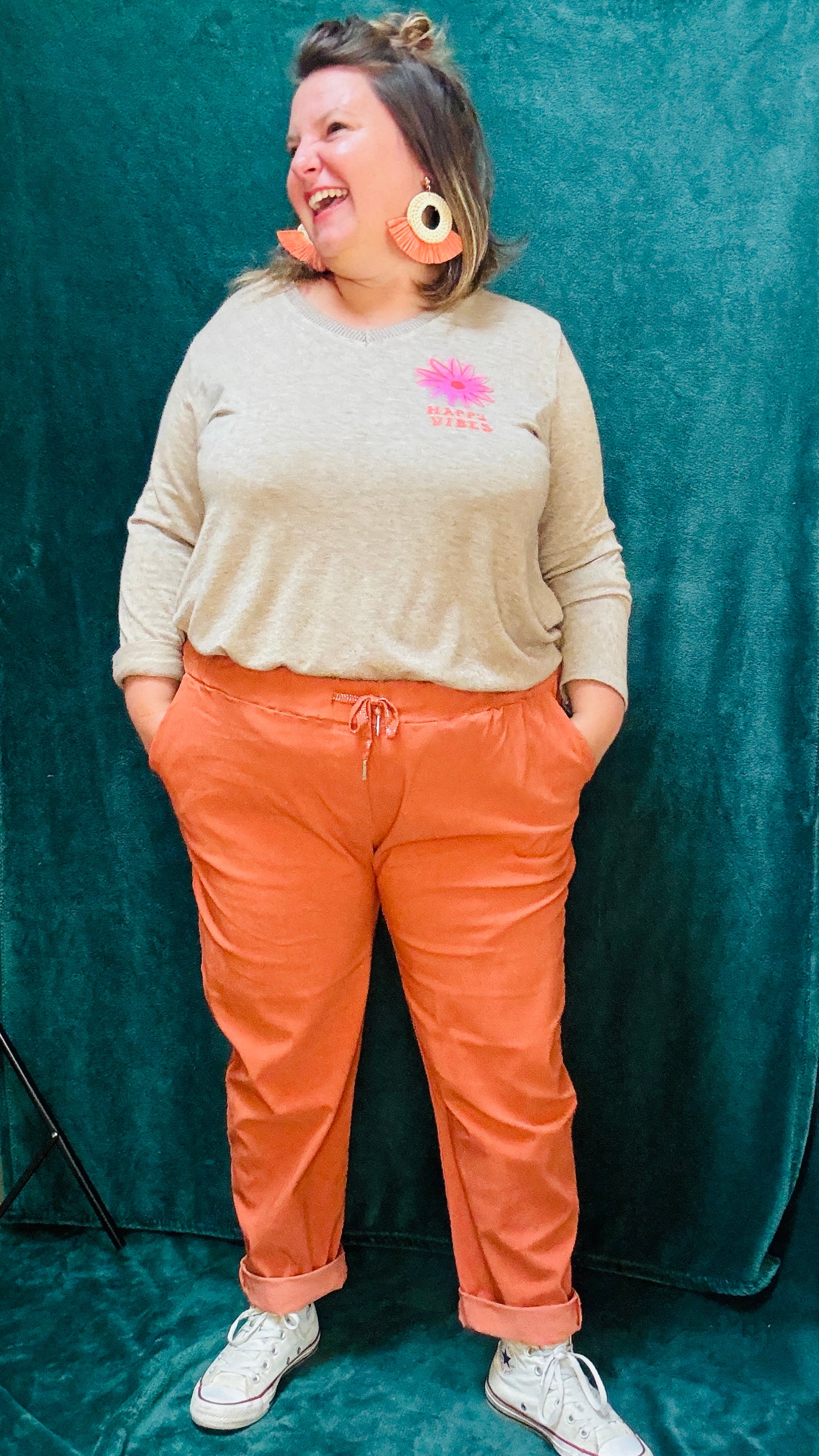 Ce pantalon en toile grande taille orange rouille est l’allié parfait pour l’automne. Son confort, sa couleur chaude et sa coupe flatteuse en font une pièce incontournable pour celles qui aiment allier style et confort dans un look casual ou créatif.