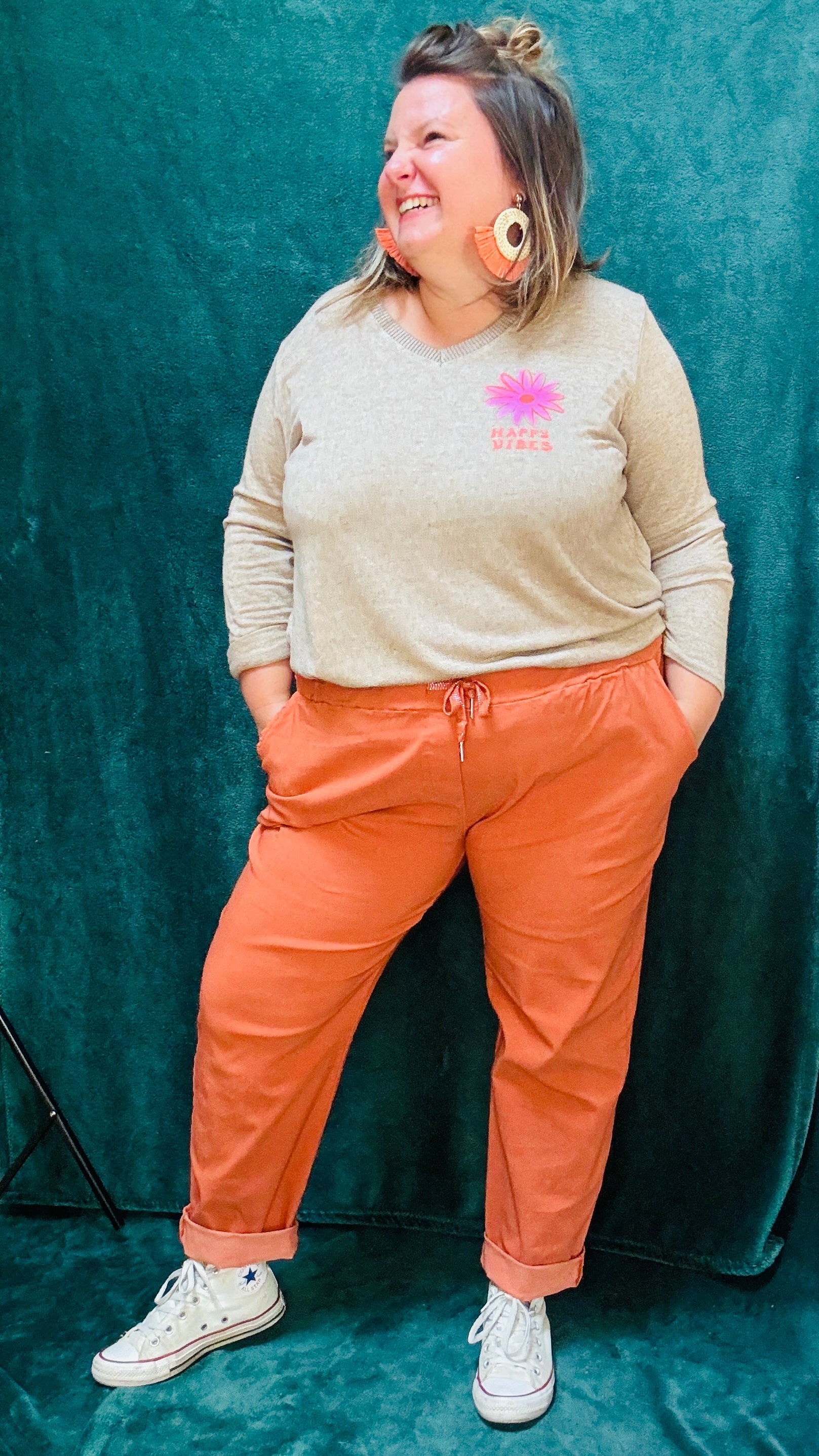 Ce pantalon en toile grande taille orange rouille est l’allié parfait pour l’automne. Son confort, sa couleur chaude et sa coupe flatteuse en font une pièce incontournable pour celles qui aiment allier style et confort dans un look casual ou créatif.