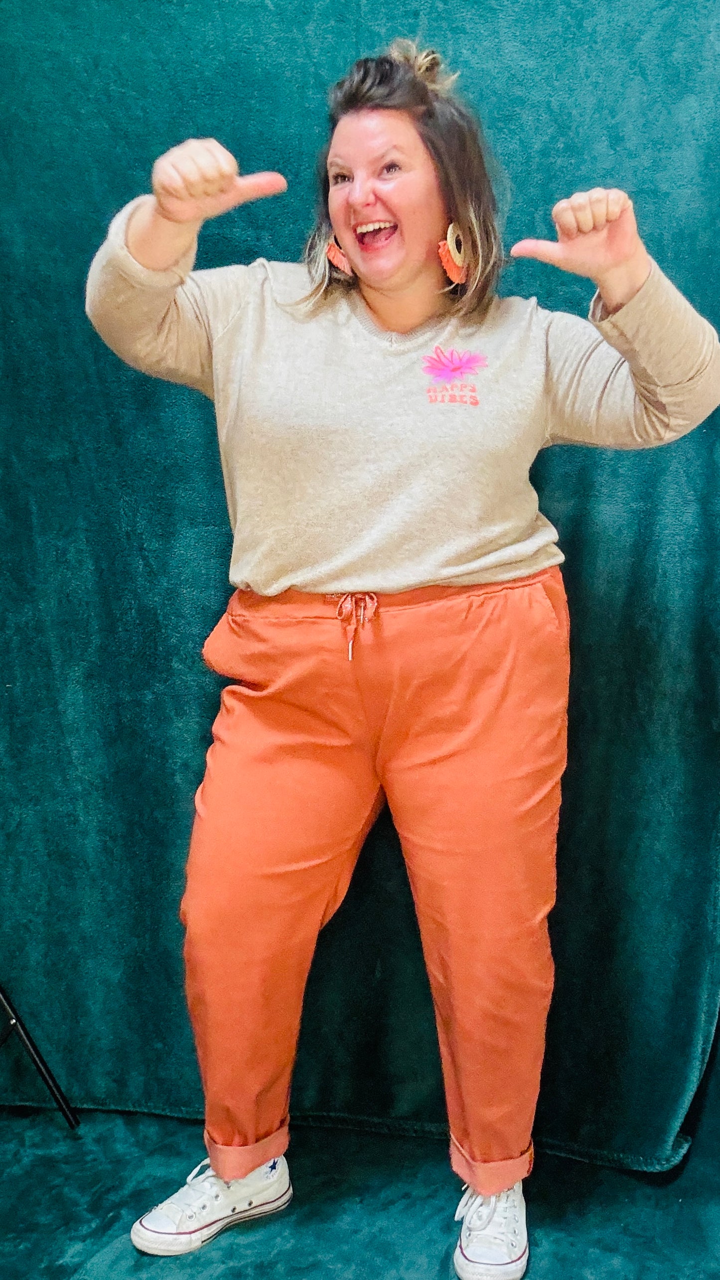 Ce pantalon en toile grande taille orange rouille est l’allié parfait pour l’automne. Son confort, sa couleur chaude et sa coupe flatteuse en font une pièce incontournable pour celles qui aiment allier style et confort dans un look casual ou créatif.