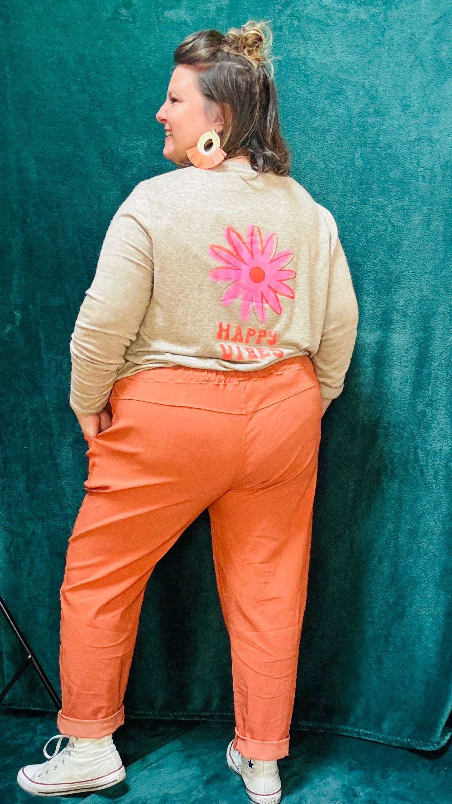 Ce pantalon en toile grande taille orange rouille est l’allié parfait pour l’automne. Son confort, sa couleur chaude et sa coupe flatteuse en font une pièce incontournable pour celles qui aiment allier style et confort dans un look casual ou créatif.