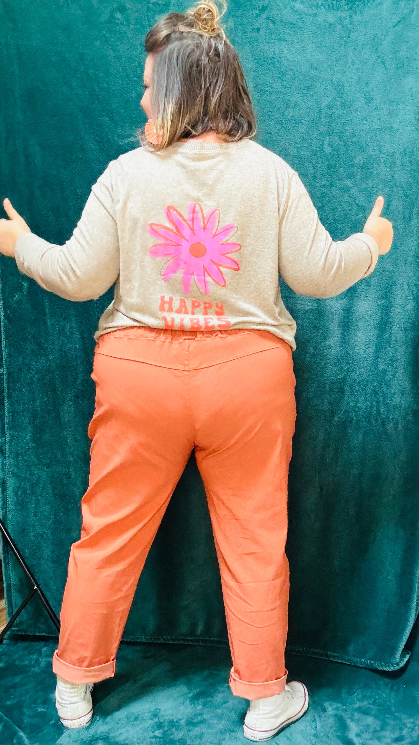 Ce pantalon en toile grande taille orange rouille est l’allié parfait pour l’automne. Son confort, sa couleur chaude et sa coupe flatteuse en font une pièce incontournable pour celles qui aiment allier style et confort dans un look casual ou créatif.