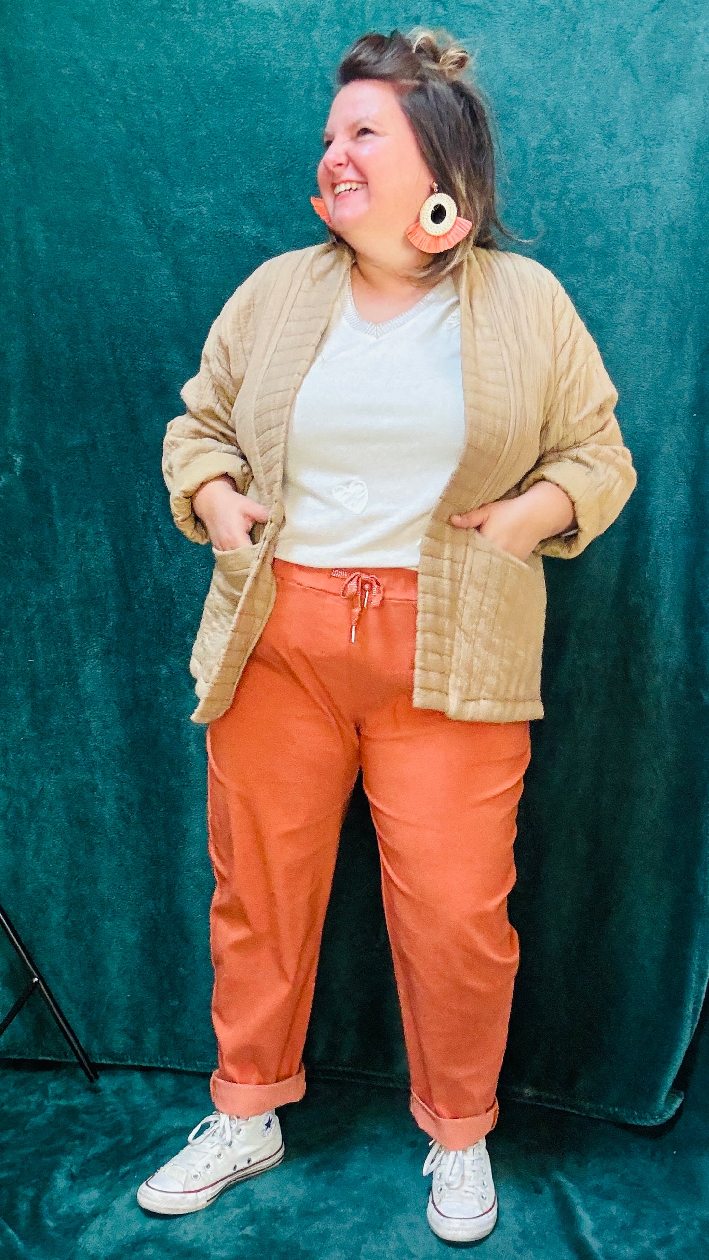 Ce pantalon en toile grande taille orange rouille est l’allié parfait pour l’automne. Son confort, sa couleur chaude et sa coupe flatteuse en font une pièce incontournable pour celles qui aiment allier style et confort dans un look casual ou créatif.