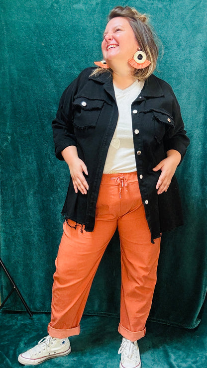 Ce pantalon en toile grande taille orange rouille est l’allié parfait pour l’automne. Son confort, sa couleur chaude et sa coupe flatteuse en font une pièce incontournable pour celles qui aiment allier style et confort dans un look casual ou créatif.