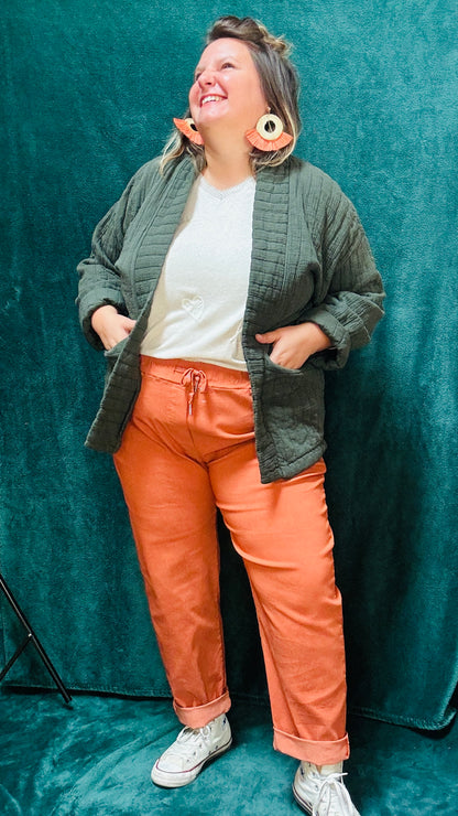 Ce pantalon en toile grande taille orange rouille est l’allié parfait pour l’automne. Son confort, sa couleur chaude et sa coupe flatteuse en font une pièce incontournable pour celles qui aiment allier style et confort dans un look casual ou créatif.