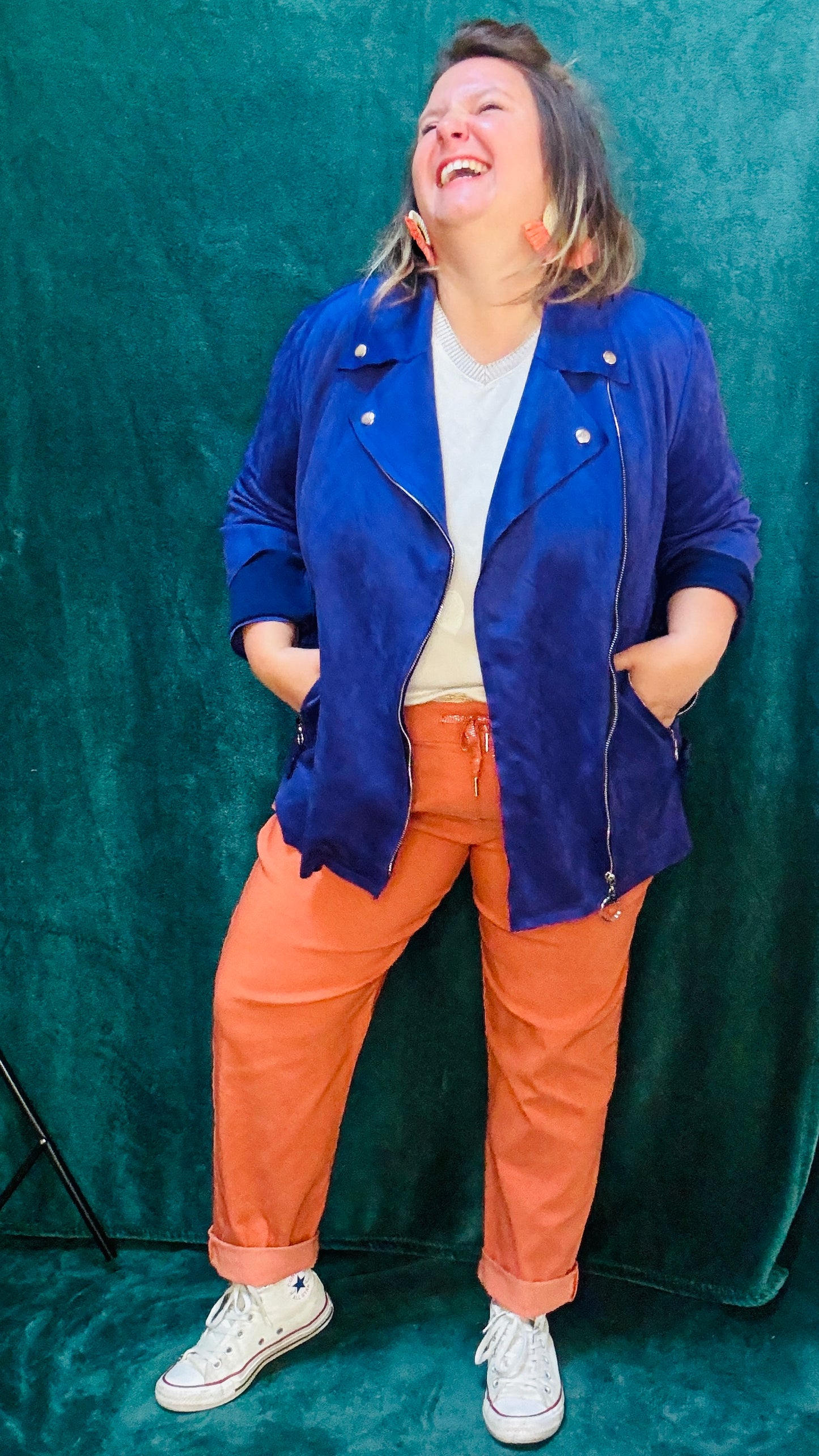 Ce pantalon en toile grande taille orange rouille est l’allié parfait pour l’automne. Son confort, sa couleur chaude et sa coupe flatteuse en font une pièce incontournable pour celles qui aiment allier style et confort dans un look casual ou créatif.