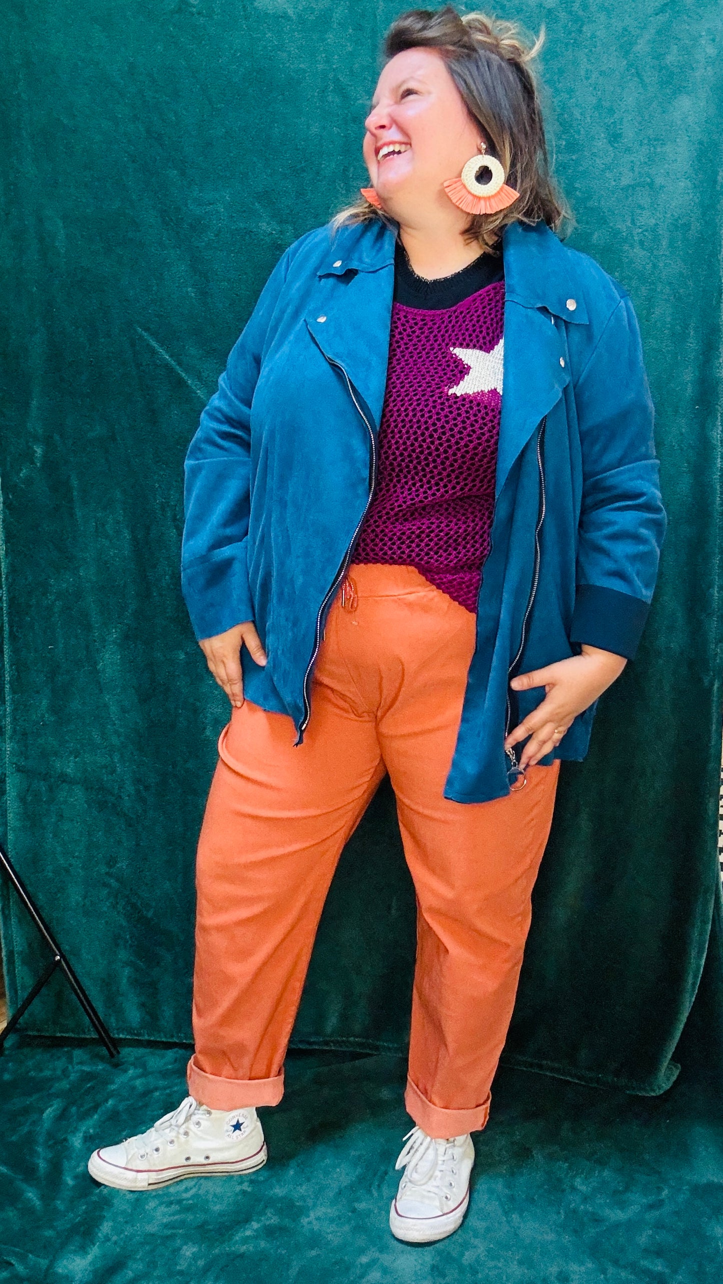 Ce pantalon en toile grande taille orange rouille est l’allié parfait pour l’automne. Son confort, sa couleur chaude et sa coupe flatteuse en font une pièce incontournable pour celles qui aiment allier style et confort dans un look casual ou créatif.