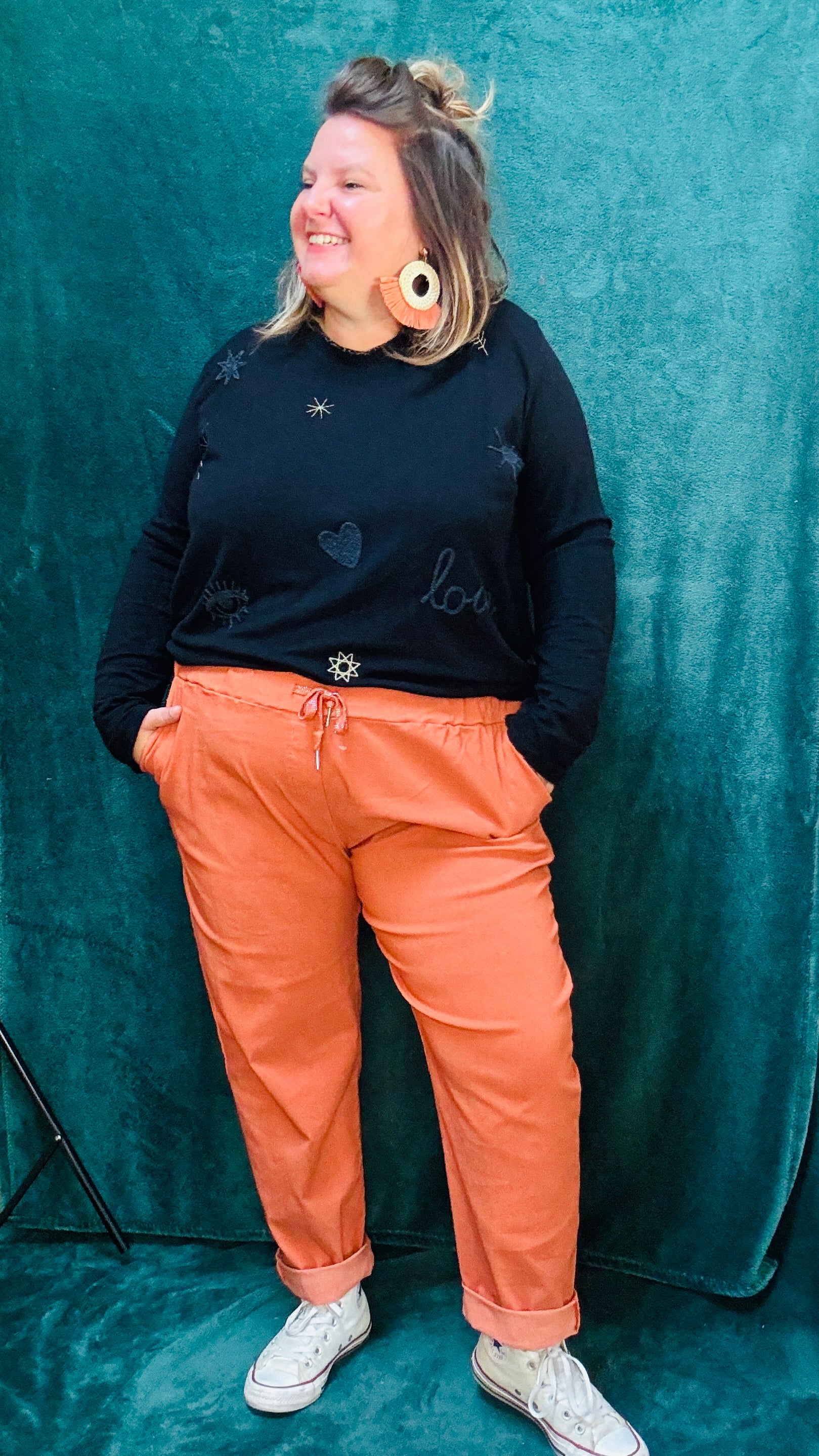 Ce pantalon en toile grande taille orange rouille est l’allié parfait pour l’automne. Son confort, sa couleur chaude et sa coupe flatteuse en font une pièce incontournable pour celles qui aiment allier style et confort dans un look casual ou créatif.