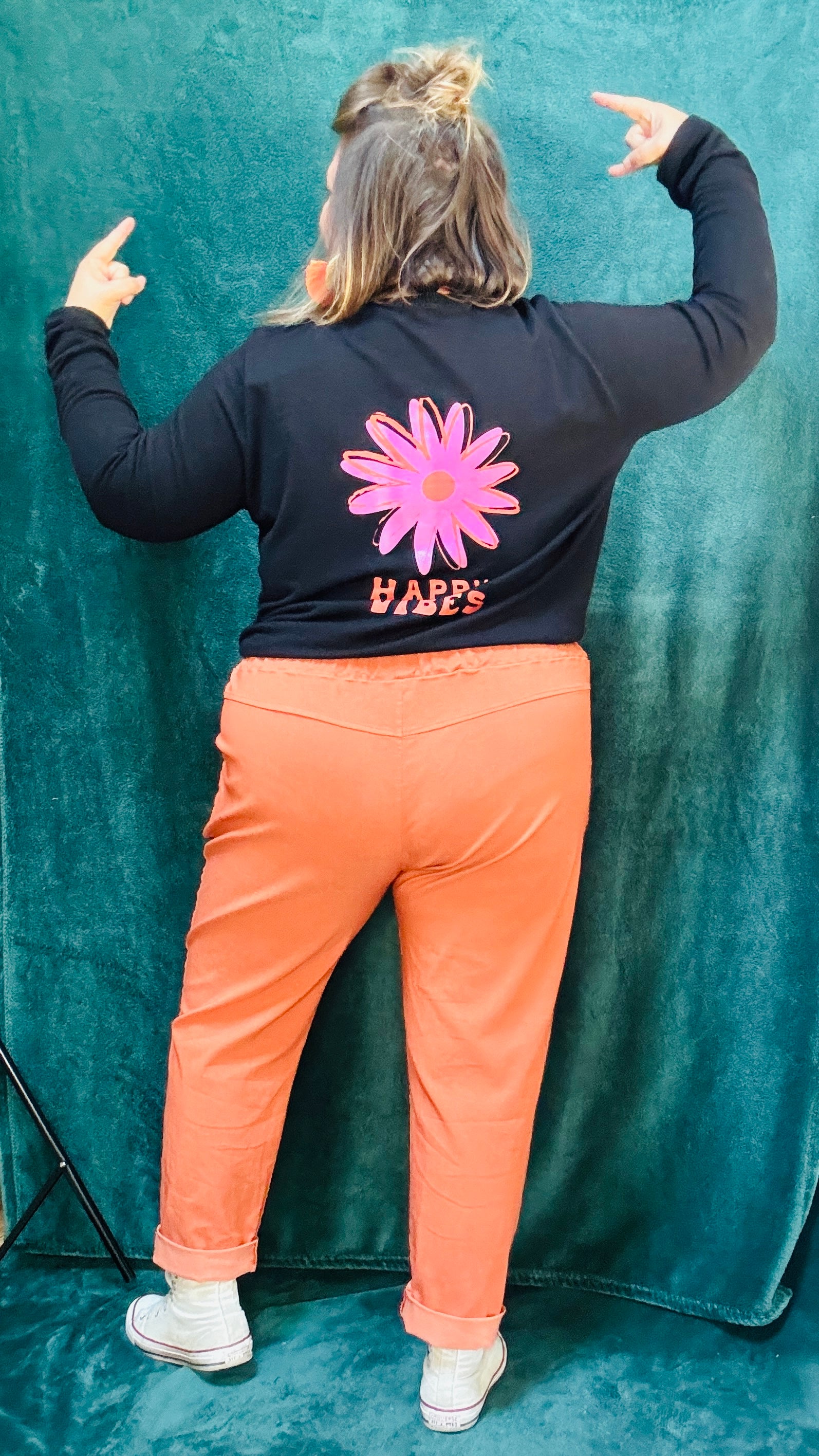 Ce pantalon en toile grande taille orange rouille est l’allié parfait pour l’automne. Son confort, sa couleur chaude et sa coupe flatteuse en font une pièce incontournable pour celles qui aiment allier style et confort dans un look casual ou créatif.