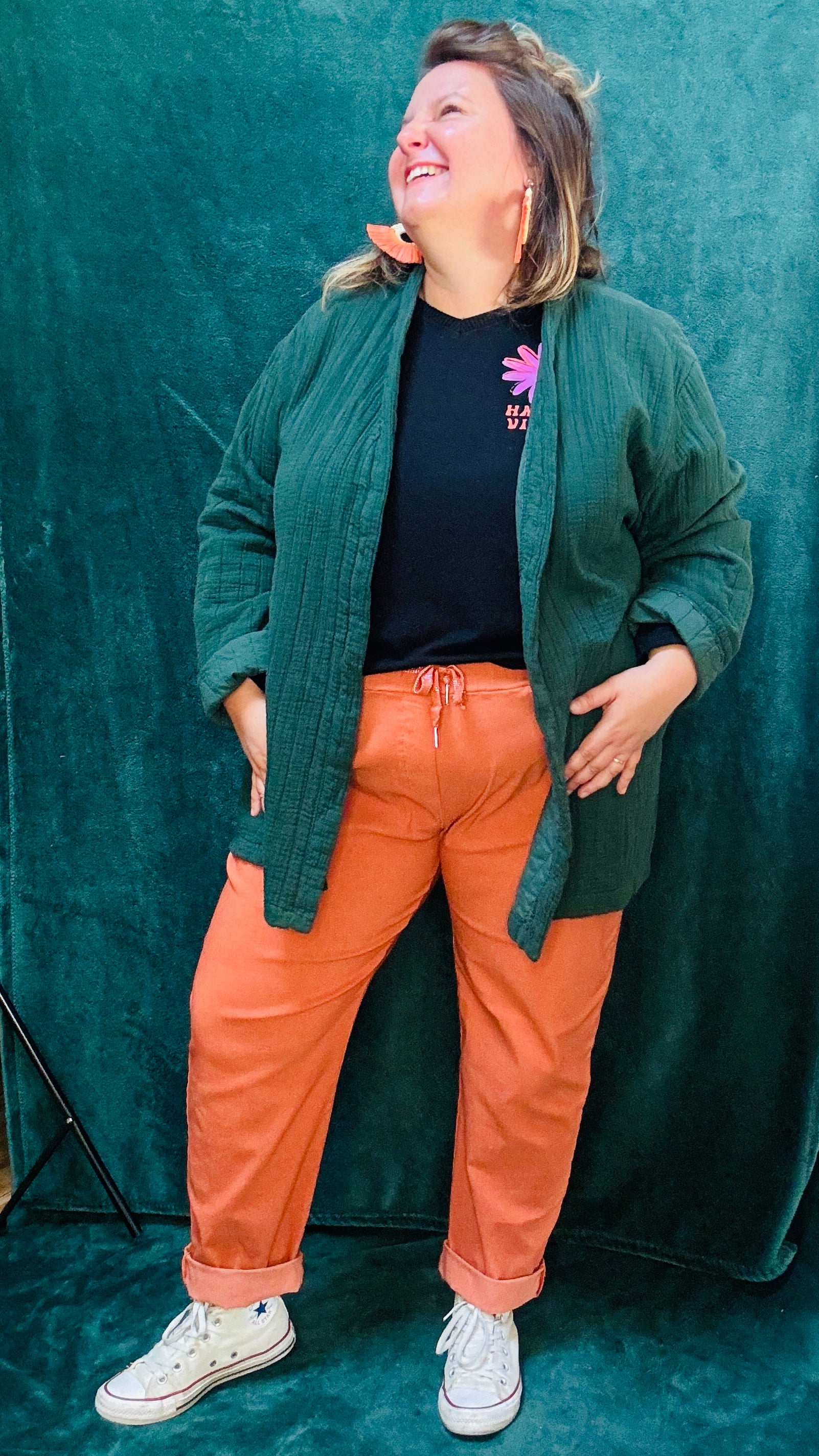 Ce pantalon en toile grande taille orange rouille est l’allié parfait pour l’automne. Son confort, sa couleur chaude et sa coupe flatteuse en font une pièce incontournable pour celles qui aiment allier style et confort dans un look casual ou créatif.